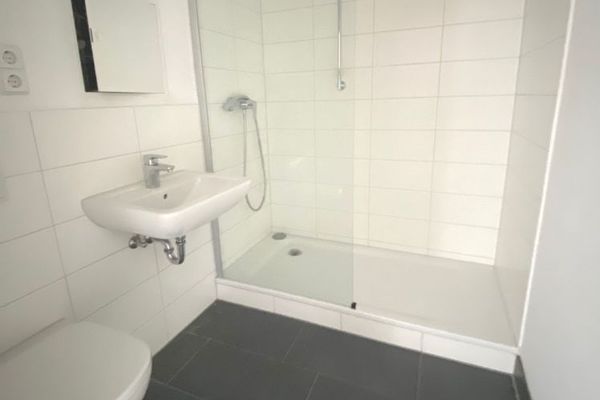 Komfortabel wohnen: Modernisiertes Zuhause mit Balkon, Aufzug und guter Anbindung