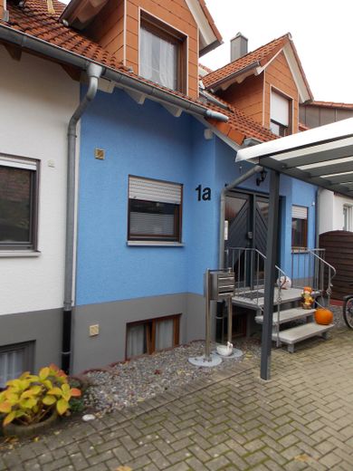 SOFORT BEZUGSFREI! Sehr geräumige lichtdurchflutete 4-Zi- Maisonette-Wohnung inkl. Balkon, Carport – Frontansicht Mehrfamilienhaus