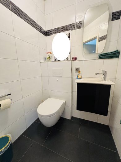 Doppelhaushälfte mit Dachterrasse, Keller, Sauna und Whirlpool, EBK, Photovoltaik, grüner Garten – EG Gäste WC