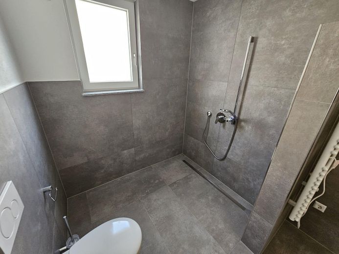 Простора 1,5-кімнатна квартира з терасою в Гойфельдені – Dusche im Bad