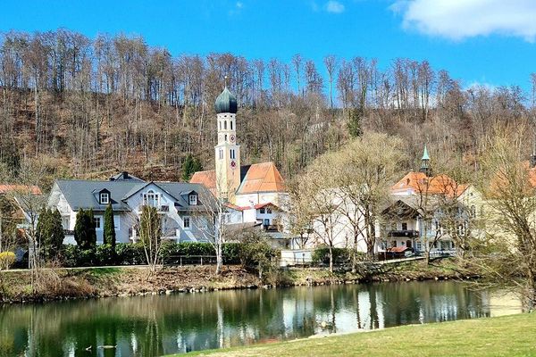 COMMISSION-FREE END-OF-TERRACE HOUSE WITH LARGE SOUTH-FACING GARDEN IN WOLFRATSHAUSEN-WALDRAM
