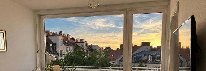 Dream location in Munich/Bogenhausen – One-bedroom apartment with balcony for sale on the 5th floor – Wohnzimmer mit Blick