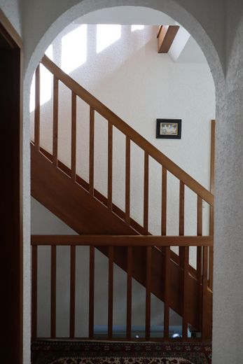 192 m²’lik geniş aile evi – modernize edilmiş, 7 oda, 3 banyo ve B enerji sınıfı – Flur OG