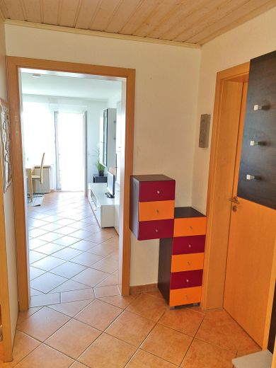 Hohe Mietrendite oder sofort selber einziehen! Exklusive sonnige 2-Zi-Wohnung mit Balkon in Weiler – Flur