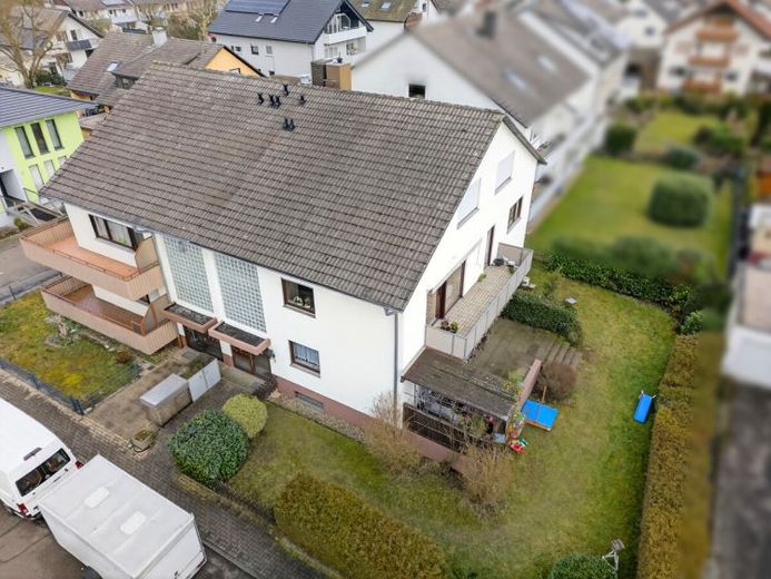 Exklusives 3-Familienhaus: Bezugsfreies Dachgeschoss, eigener Garten und effiziente Solarthermie – Foto 1