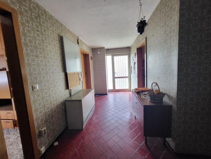 Edificio residenziale versatile da ristrutturare con fienile a Unterensingen – Flur