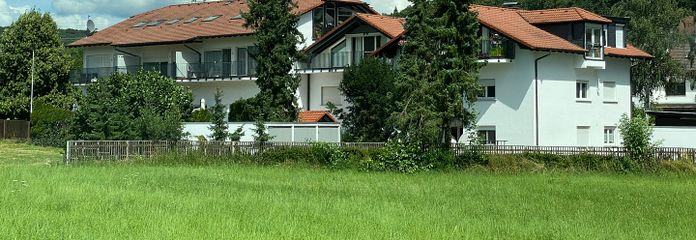Großzügige, gepflegte 2 -Zimmer Wohnung mit großer Terrasse in Hofheim OT Wildsachsen – Aussenansicht