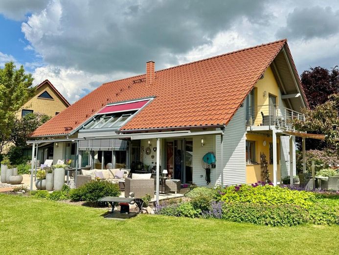 HORN IMMOBILIEN++ Penzlin, großes Einfamilienhaus mit Garage, Außenpool und vielen Extras – Rückseite