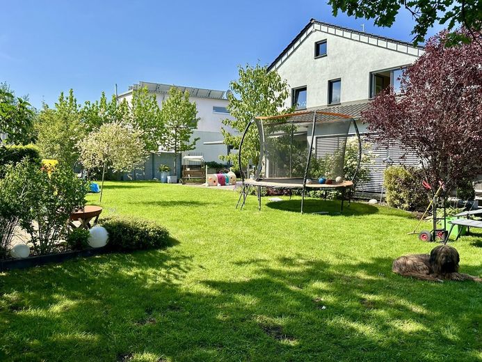 Modernes Wohnen für Familien: Freistehendes A+ Einfamilienhaus mit großzügigen Außenflächen – Garten