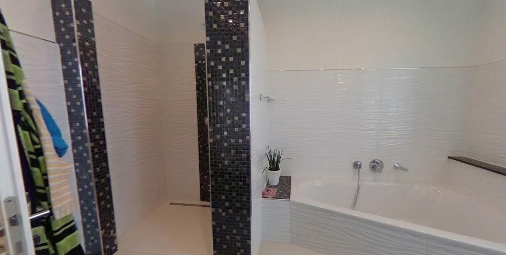 Moderne Luxusvilla: 432 m² Wohnfläche, PV-Anlage, Wärmepumpe & Sauna – Badewanne mit separater Dusche