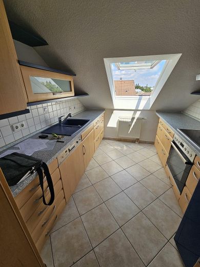Well-maintained 2.5-room top-floor apartment with south-facing balcony, two parking spaces and fitted kitchen – Foto 3