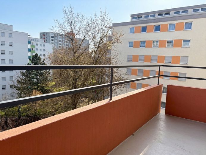 Moderne, zentrale 2-Zimmer-Wohnung mit Balkon, Aufzug & EBK – direkt am Bahnhof - ab 01.10.26 frei – Balkon