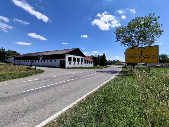 Entrepôt / hall commercial de 644 m² avec grande porte sectionnelle sur la B388 – Photo 4