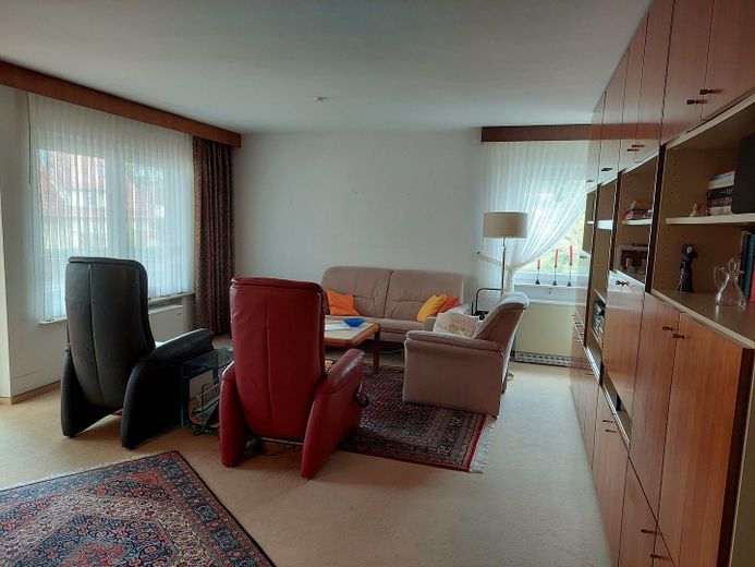 Freundliche 4-Zimmer Wohnung mit TG-Stellplatz in Steinheim am Albuch – Wohnzimmer