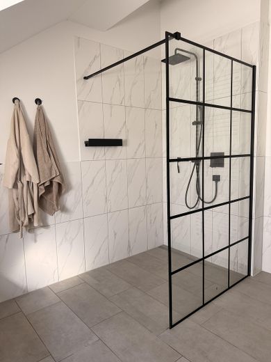 Exklusive neuwertige Traumwohnung: Klimatisiert, voll möbeliert - – Hauptbad Dusche