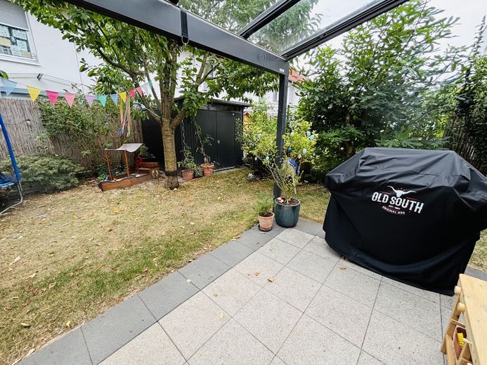 Doppelhaushälfte mit Dachterrasse, Keller, Sauna und Whirlpool, EBK, Photovoltaik, grüner Garten – Garten mit Gartenhaus