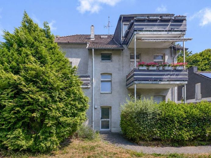 Vollvermietetes Mehrfamilienhaus mit 5 Wohneinheiten und 2 Garagen - Nettorendite 6,41 % - – फोटो 1