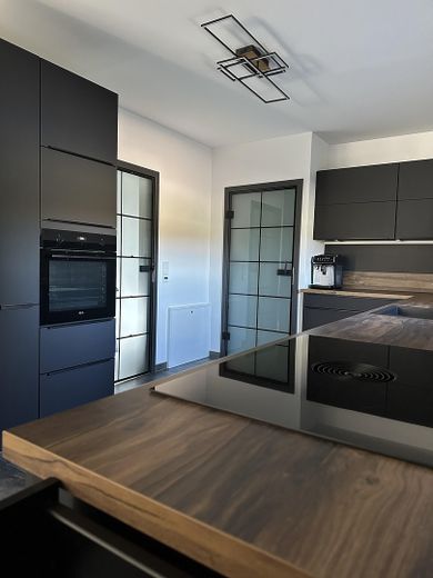 Modernisiertes Reihenendhaus in unverbaubarer Feldrandlage – provisionsfrei – Küche und Bora Kochfeld