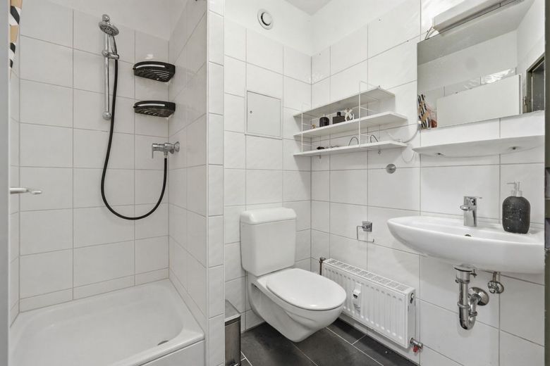 4-Zimmer Wohnung mit Loggia und Tiefgaragenstellplatz in Köln-Niehl – Gäste WC mit Dusche