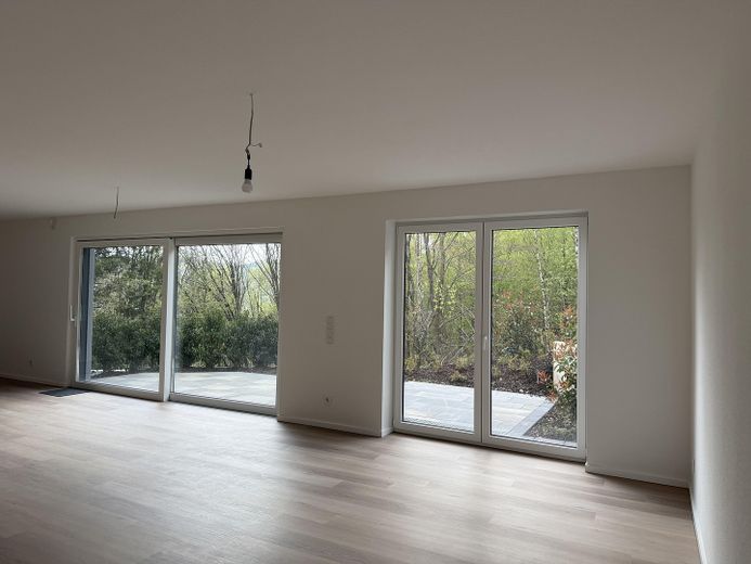 Neubau 3 Zimmer mit großer Terrasse, gehobene Innenausstattung – Wohnzimmer mit Südterrasse
