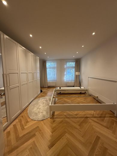 Balıksırtı parke zeminli, Berlin-Wilmersdorf’ta süreli kiralık, mobilyalı 3 odalı eski bina dairesi, 80m2 – Schlafzimmer