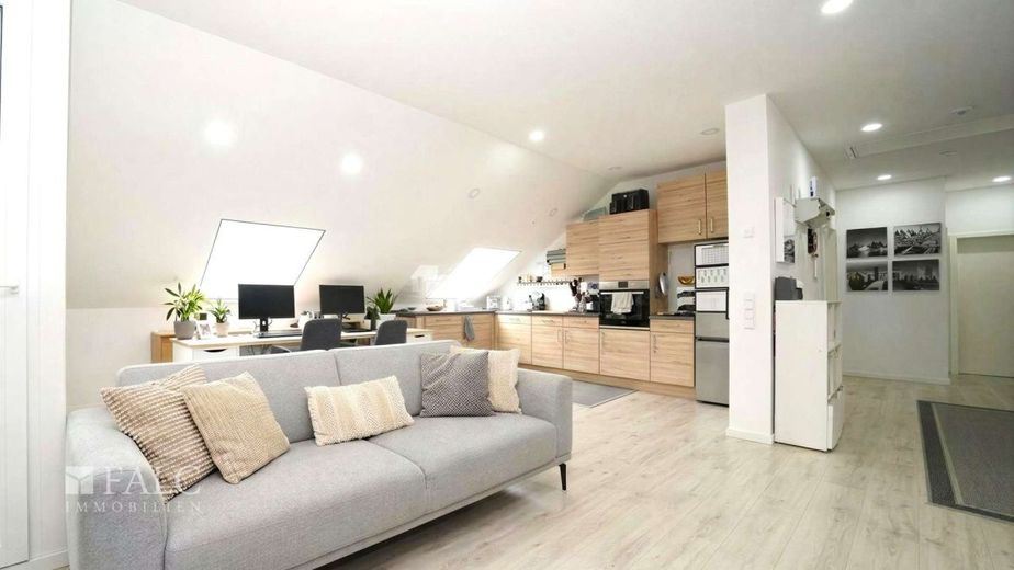 Exklusives Neubau-3-Familienhaus! Effizienz trifft auf hochwertige Wohnqualität! - FALC Immobilien – Wohnen/Essen/Küche DG (Vis.)