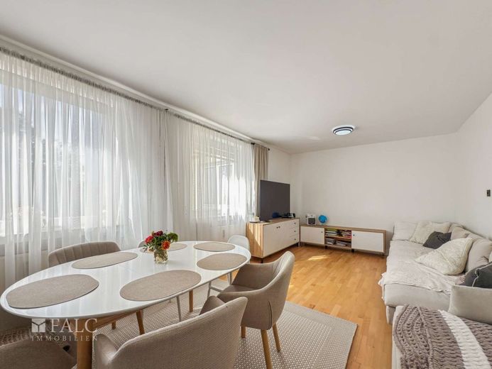 Einziehen, ankommen, wohlfühlen: Modernisierte 4-Zimmer-Wohnung für die ganze Familie! – Wohnzimmer