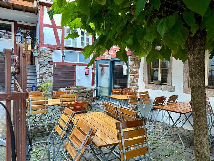Accogliente caffè di paese cerca un gestore cordiale – Innenhof