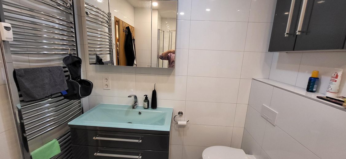 Exclusive 3-room apartment, fitted kitchen, terrace, winter garden + garden, top location Pforzheim Nordstadt – Badeinrichtung