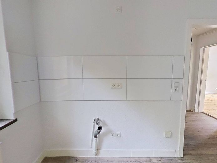 Bunte Blätter, kühles Wetter – 1 Kaltmieterlass fürs kuschelige Heim: Gemütliche 2-Zimmer-Wohnung mit Wannenbad – Ansicht I: Küche