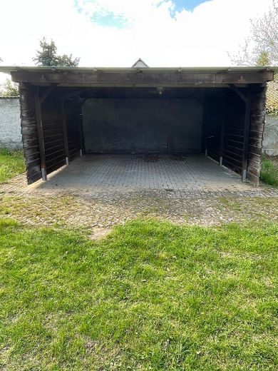 Agréable maison bifamiliale avec un vaste terrain et une cour fermée dans un cadre idyllique – Carport