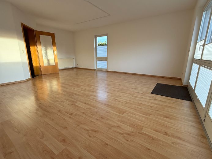 झील के किनारे शांत आवास: 17111 Sommersdorf में बगीचे वाला सुंदर पंक्ति-घर – Wohnzimmer ohne Möbel
