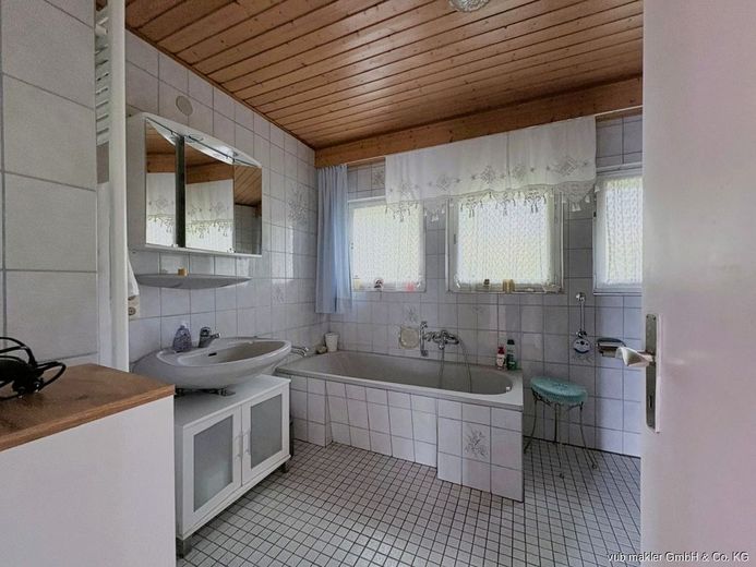 Familienfreundliches Zuhause mit Balkon, Terrasse und vier Garagen in Neuenreuth – VUB0002459-4