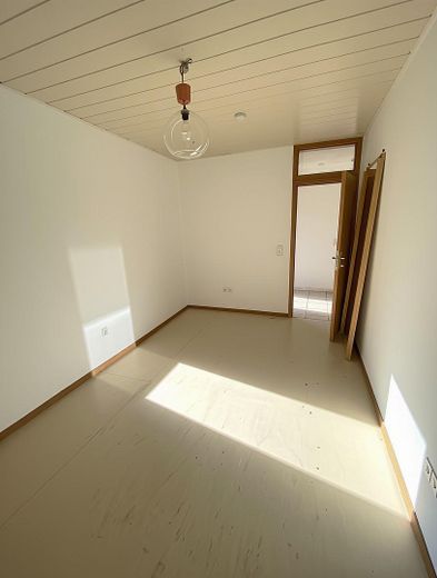 Su propia entrada junto al Meno – 3 habitaciones, disponible de inmediato – Arbeits-/Kinderzimmer