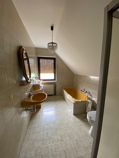 BADEZIMMER (BADEWANNE & DUSCHE