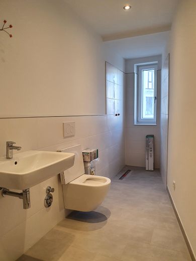 2-Zimmer/EBK/Bad/Balkon/Keller (fast) Erstbezug nach hochwertiger Sanierung direkt vom Eigentümer – Bad
