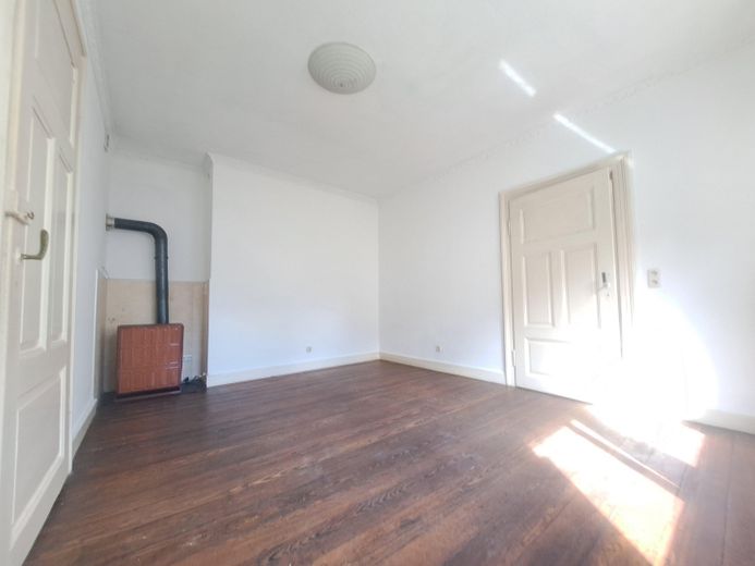 2-ZKB Altstadt mit Innenhof – Wohnzimmer mit Ölheizung