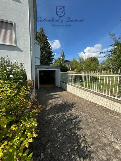 Gepflegtes 2-3 Familienhaus mit Garten + Garage, sofort verfügbar – Stellplätze und Garage