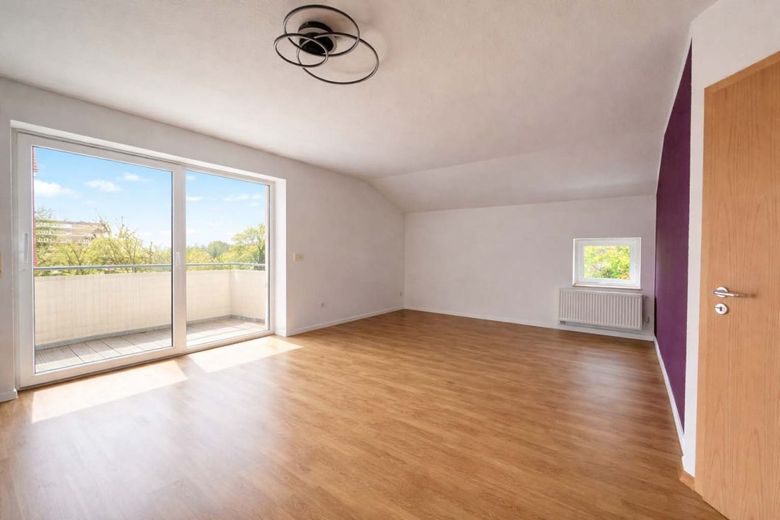 SCHICKE 3-RAUM WOHNUNG MIT BALKON UND TIEFGARAGENSTELLPLATZ – Wohnzimmer