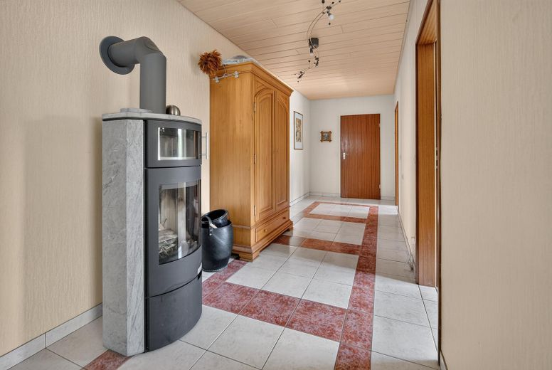 Provisionsfreies Einfamilienhaus mit Einliegerwohnung und Garage – Foto 8
