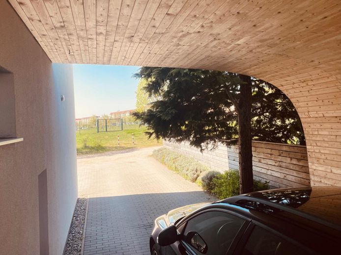 Carport am Haupteingang