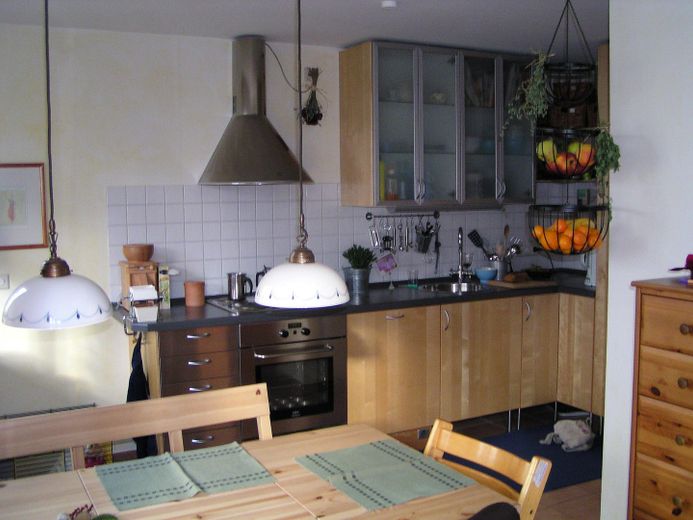 Exclusivo dúplex con carácter de casa adosada, 3 1/2 habitaciones - 2 plazas de aparcamiento subterráneo (opcionales) – Küche und Esszimmer