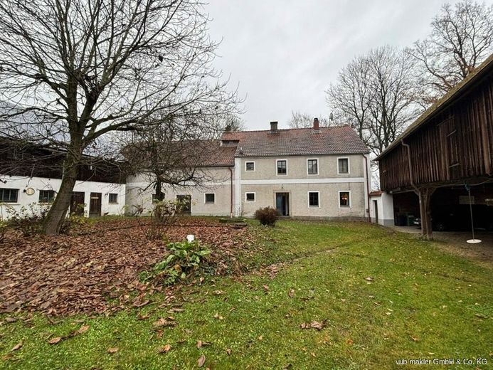 Ein Hof, der Geschichten trägt und Zukunft schenkt.
Vierseithof in traumhafter Lage auf ca. 20 ha bei  Waldsassen! – VUB0001964-3