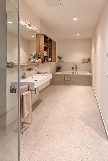 Regenerativ Heizen & Kühlen: Exclusiver Neubau in Alt-Köpenick – vom Eigentümer (Mietkauf möglich) – Bad - Blick zur Wanne