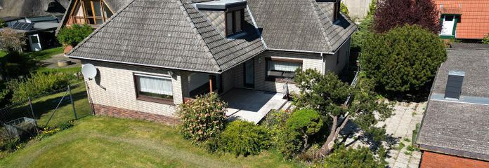 Detached space wonder near the Baltic Sea: Spacious family residence with 4 garages & XXL plot – Titelbild