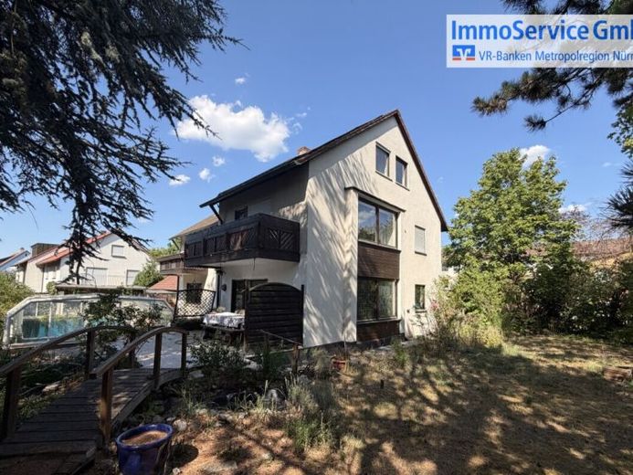 Wohnen mit Urlaubsgefühl: 3-Familienhaus mit Pool und Garten in Worzeldorf – Foto 1