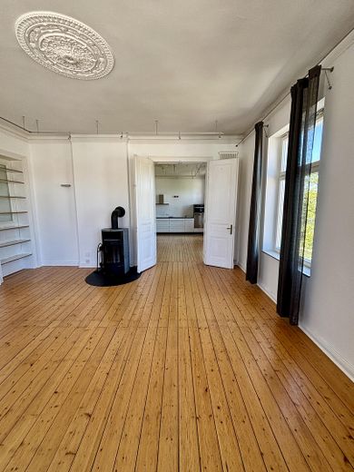 Altbau-Charme pur: 4-Zimmer-Wohnung mit Dielenboden & Stuckdecken – Foto 3