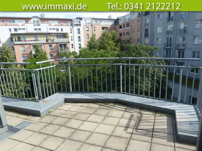 MAISONETTE IM DACHGESCHOSS + 2,5 RAUM VERMIETET + 2 TIEFGARAGENPLÄTZE – Dachterrasse