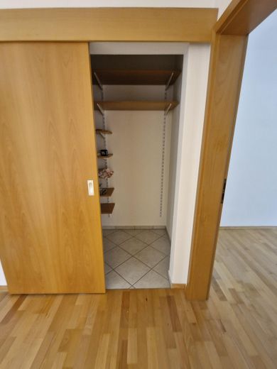 Gauting Seniorenresidenz, 3-Zi-Terrassenwohnung ohne Provision, ab 65 J. oder Kapitalanleger – Abstellraum mit Wandregalen