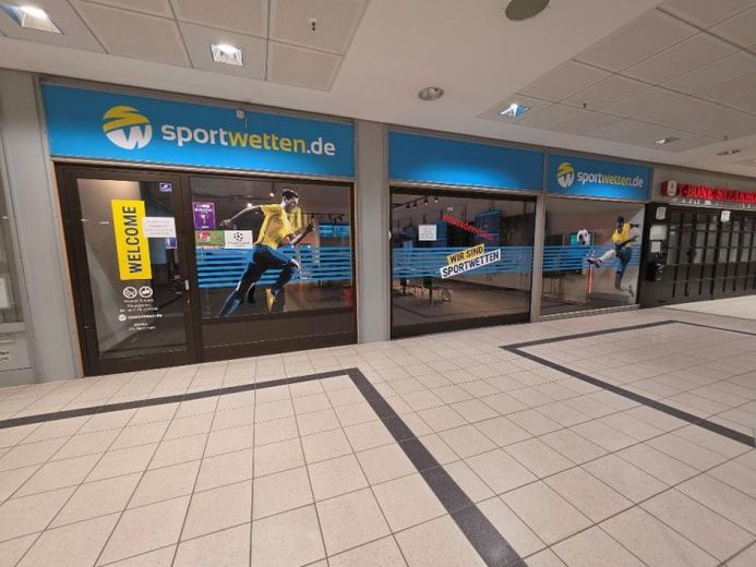 Investment property in the shopping center in Elmshorn – Photo 1